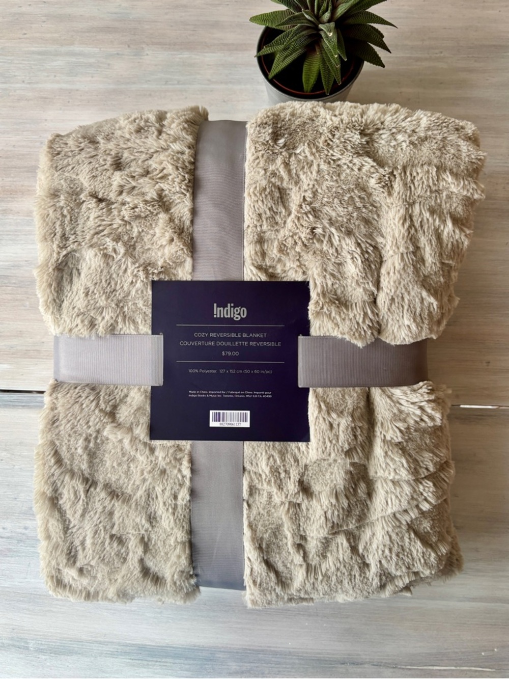 NWT Indigo Cozy Reversible Blanket in Beige Plush. Size: 50” x 60” NEW ❤️